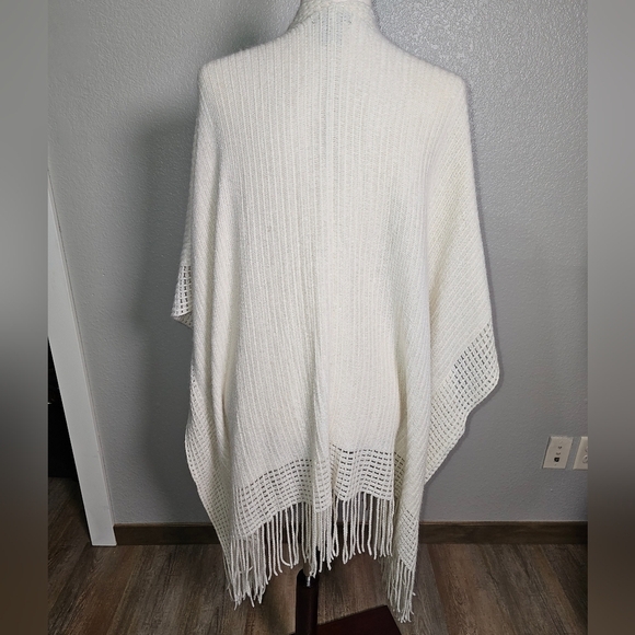 Cream Knit Kimono with open knit detail and tassles.  Open no closure.  One Size - Picture 6 of 6